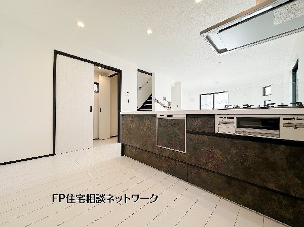 【キッチン】キッチンから水回りへの動線がスムーズで、家事も効率的にこなせる間取り。落ち着いた質感の面材が空間に上質感を添えます。