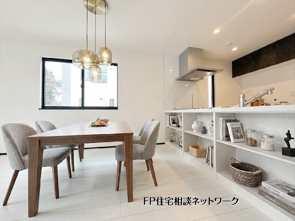 【ダイニング】本画像はAIがCGで衣類作成しており、実際の現地に衣類は設置されておりません。また、販売価格に衣類等は含まれておりません。