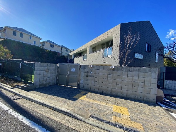 周辺環境:グローバルキッズあざみ野園(駅から坂道を登り切った小高い丘に建つ園。閑静な住宅地の中にあり、子どもの足で2～30分歩けば公園が点在している恵まれた環境にあります。)