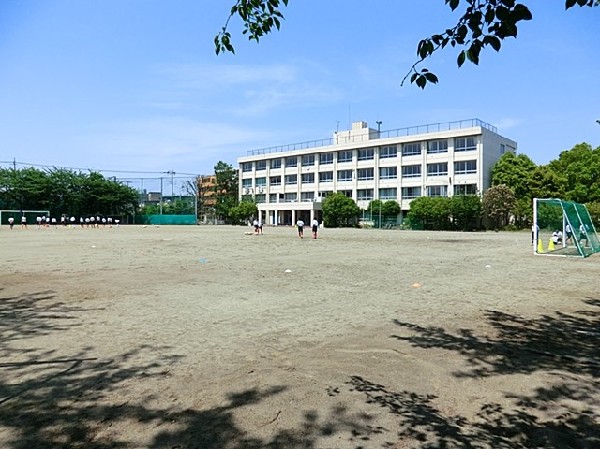 周辺環境:稲城市立稲城第四中学校(学校教育目標：自ら学び、考え、表現する　他を思いやり、力を合わせる　たくましい気力・体力を養う。)
