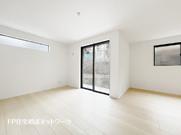 大きく面した掃出し窓から光が降りそそぐ開放的なリビング。大きな窓からは、太陽の光はもちろん、爽やかな風が吹き抜けます。快適で心地の良い空間を演出してくれます。