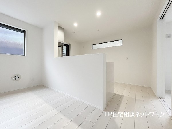 リビングで遊ぶお子様を見守りながらお料理が出来る対面式カウンターキッチンは、料理をしながらご家族との会話を楽しめます。毎日のお料理も楽しくなりますね。