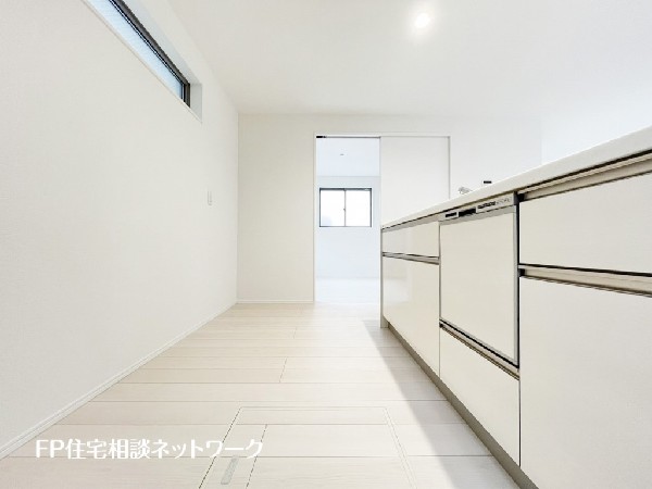 新しいキッチンは食事の支度も楽しく出来る。お手伝いをしてくれるお子様と並びながら準備や片付けが出来るキッチンは、ご家族のコミュニケーションを育む場として活躍します。