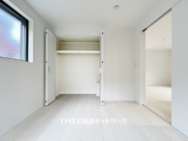 全居室には大型の収納クローゼットを完備。普段使いのお洋服や小物はもちろん、季節物のお洋服などもしっかりと整理整頓出来る。居室空間を隅々まで使えるのが嬉しい。