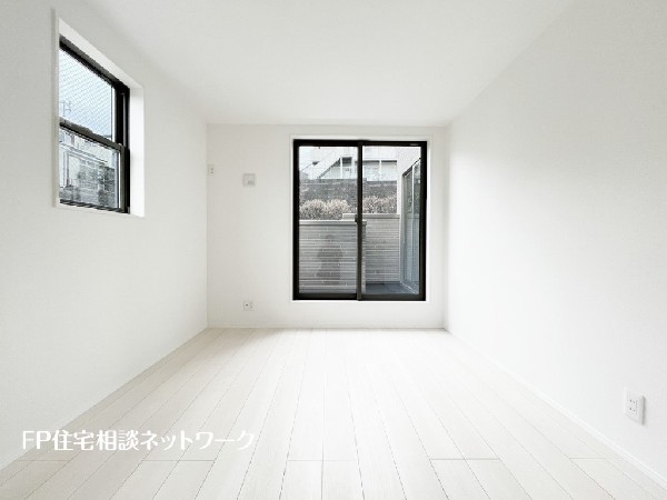 大きな窓で日差しを長時間受ける事が出来る暖かいお部屋です。もちろんペアガラスで、遮音性にも優れ、結露も発生しにくい構造。