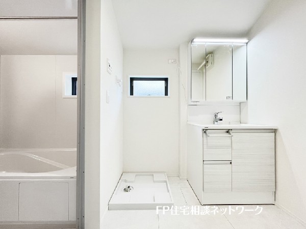 鏡の裏に収納棚を確保した三面鏡を採用。化粧品や歯ブラシなどを機能的に収納。