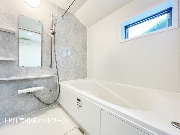 ゆったり入れる一坪バス。足を伸ばして入れるサイズは一日の疲れを癒すのに嬉しい広さ。お子様と一緒の入浴でも充分な広さです。