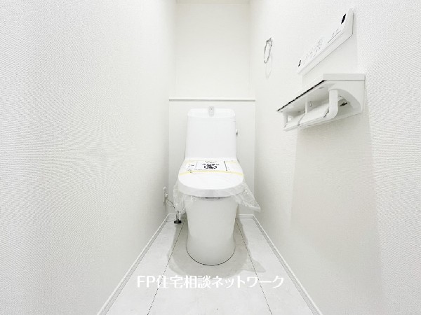 ウォシュレット、暖房便座機能付のトイレです。従来型に比べ節水効果があり、お手入れもしやすいので、家計も家事の負担も軽減してくれます。