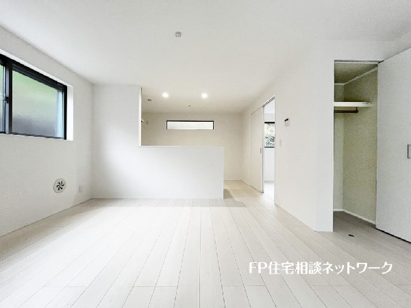 対面式のカウンターキッチンですので、出来上がったお料理をカウンターに並べてお子様が運ぶなど、お手伝いの時間も増えそうですね。