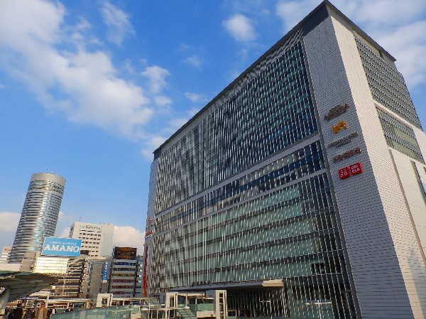 周辺環境:キュービックプラザ新横浜 (駅とつながっていて、ショッピングや飲食、生活雑貨まで揃う複合施設として便利に利用できます。駅利用者だけでなく、地元の人にも人気です。)