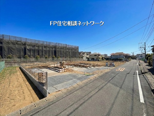 外観:徒歩9分の平坦地、南道路につき陽当り開放感良好！小学校5分・緑地4分と子育て環境も整った好立地です。カースペース2台確保。利便性と住環境を兼ね備えた、新築邸宅です。