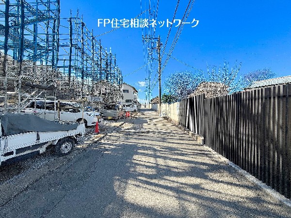 外観:大通りから1本入った住宅街に位置し、前面道路幅員も5ｍ以上あるので車の運転が苦手な方でも安心です。