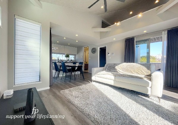 【プラン例　建物価格2200万円　建物面積100m2】開放感のある2階リビングは勾配天井で空間をうまく利用しより広く快適に過ごせる空間を演出しています。