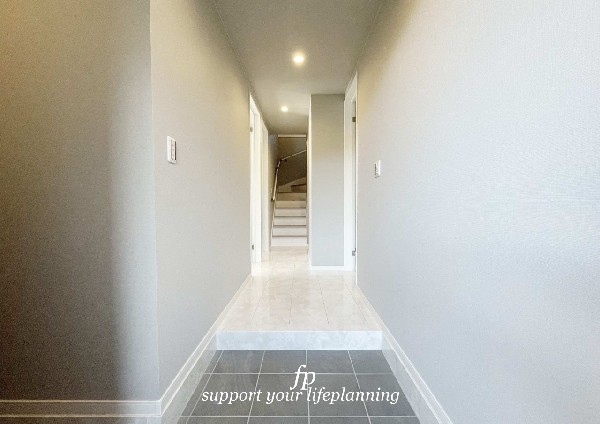 【プラン例　建物価格2200万円　建物面積100m2】玄関ホールがスッキリ広々としていると帰る時も出ていく時も気持ちが良い。玄関が綺麗ならその家の印象が良くなる。