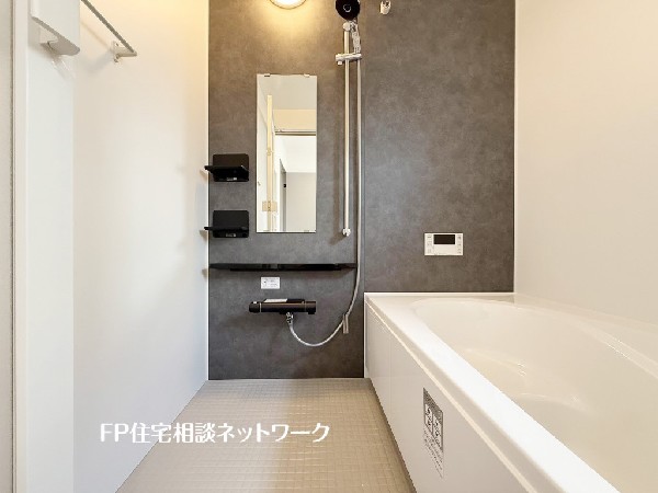 ゆったり入れる一坪バス。足を伸ばして入れるサイズは一日の疲れを癒すのに嬉しい広さ。お子様と一緒の入浴でも充分な広さです。