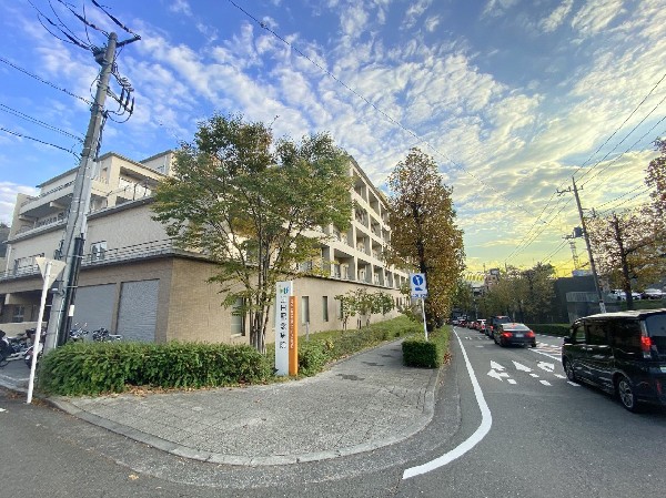 周辺環境:江田記念病院(理念は「地域社会から必要とされる医療、介護サービスを適切かつ迅速に提供し、健康の回復を支援する。」)