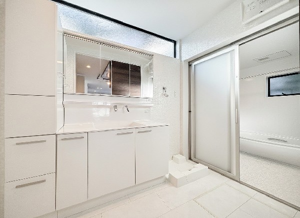 たっぷりの大型収納を設けたシャワー付き洗面台で快適な暮らしを。収納力と機能性に優れた洗面台で、朝の忙しい時間でも身支度準備がスムーズに出来そうですね。