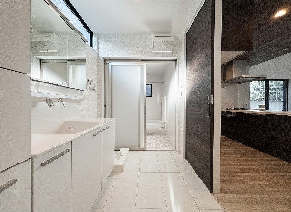 鏡の裏に豊富な収納量を確保した、三面鏡タイプの洗面化粧台。化粧品やティッシュボックス、歯ブラシなどを機能的に収納できるスペースを設えました。