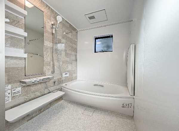 ご家族との憩いの場として、一日の疲れを癒す場として、ゆったりと足を伸ばしてくつろげる綺麗で清潔感のある色味の浴室。開閉式の窓も設置しています。