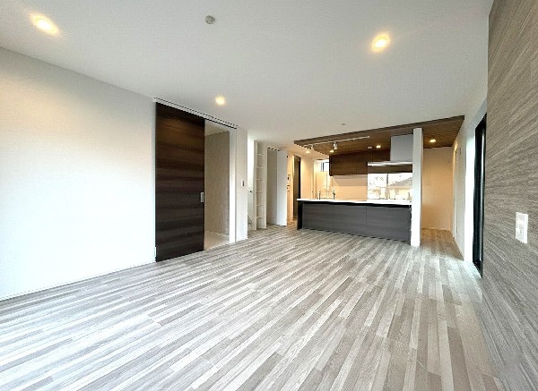 対面式のカウンターキッチン。出来上がったお料理をお子様が運ぶなど、お手伝いの時間も増えそうですね！ご家族の一体感を感じられるキッチン仕様です。