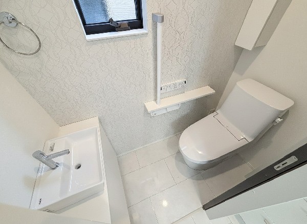 洗浄機能付き便座を標準装備。冬の寒い時期には暖房機能も活躍。快適にご利用いただけます。また、ちょっとした収納を造作することも可能。