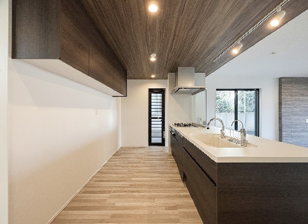 お手伝いをしてくれるお子様と並びながら準備や片付けが出来るキッチンは、ご家族のコミュニケーションを育む場として活躍します。