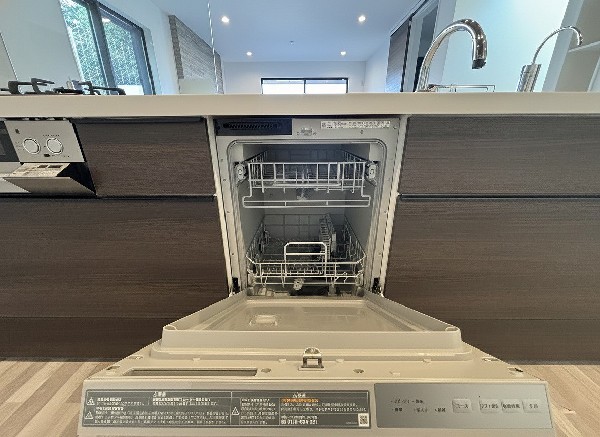 食洗機の利用者が増えているのはメリットが多いから。時間の節約、手が荒れない、水道代の節約、高温度で洗うので油汚れもしっかり落とせる理想家電。