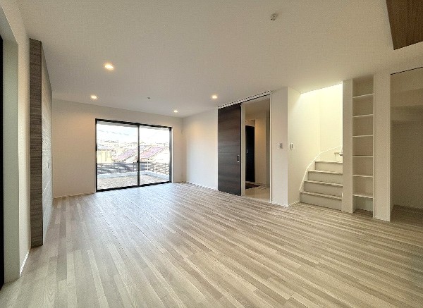 ご家族だんらんのスペースとなるリビング。家具の配置がしやすい広さを確保しつつ、窓が多い設計は色々な角度から光が取り込めるこだわりの間取りです。