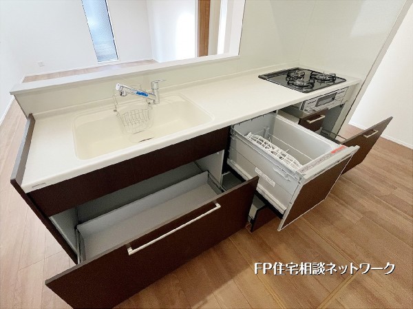 【キッチン収納】スライド式収納は奥の物まで取り出しやすく、重い鍋の出し入れもスムーズです。家事の時短に繋がる食器洗乾燥機を標準装備。