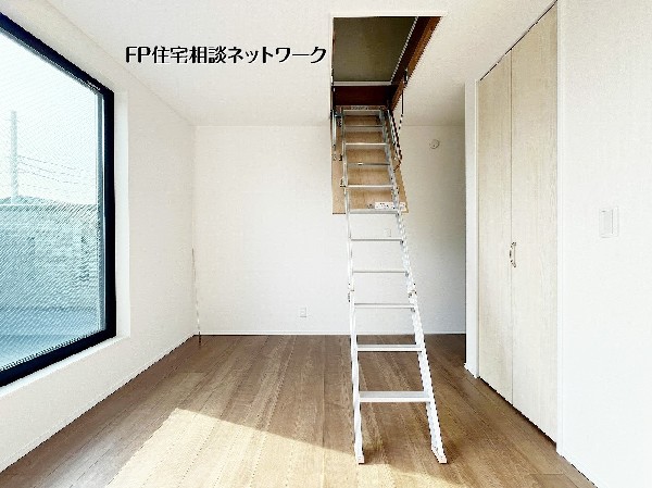 【洋室│6.9帖+ロフト】洋室には小屋裏収納へ上がれる階段付き。季節物や大型荷物もしまえるため生活空間がすっきりし、お部屋を広く使えます。