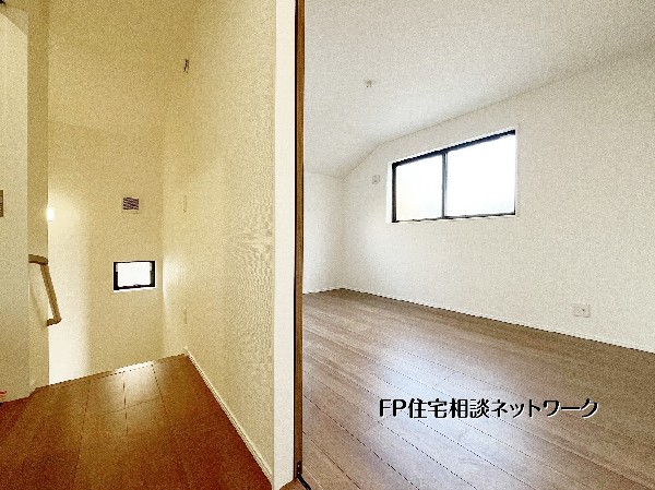 【2階廊下】廊下を挟んで各室が配置されており、家族間でもプライベートな時間を大切にできる間取りです。