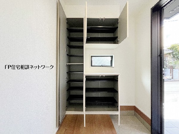 【シューズインクローゼット】玄関には上下に収納を備え、靴や外遊び用品などもしっかりしまえます。玄関まわりが整いやすく、来客時もすっきりと迎えられます。 