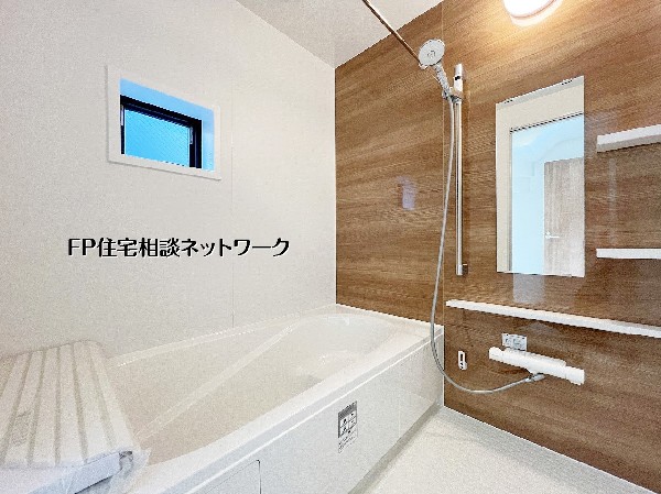 【浴室】浴室は木目調パネルを採用し落ち着いた雰囲気に。窓付きで換気がしやすく、入浴後の湿気対策もしやすい快適なバスルームです。 