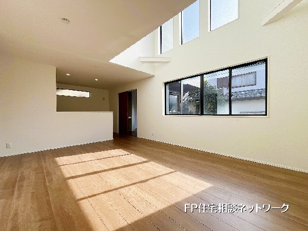 【LDK18.4帖】吹抜けからやわらかな光が差し込むLDK18.4帖。開放感のあるリビングは家具配置もしやすく、ご家族の時間を心地よく演出します。