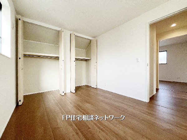 【洋室│6.5帖】洋室6.5帖には2箇所の収納を配置。衣類や日用品もすっきり収まり、お部屋を広く使えるため家具の配置も考えやすい空間です。