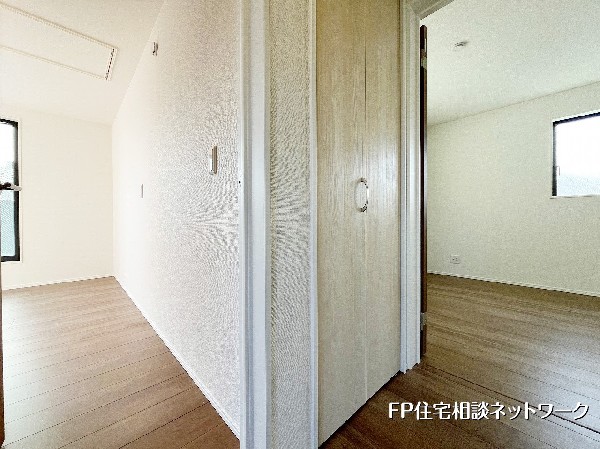 【2階│廊下】各居室へのアクセスが良い2階廊下には、日用品のストックや掃除用具の保管に便利な廊下収納を完備。