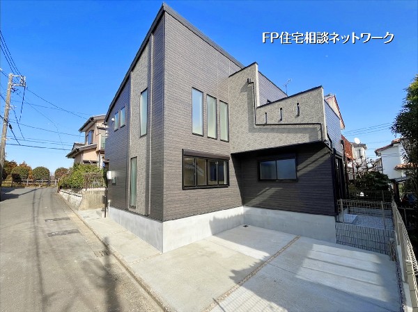 外観:【外観】閑静な住宅街で叶える穏やかな暮らし。ダークトーンのスタイリッシュな外観が目を引きます。日当たりも良好で、開放感あふれる住環境。