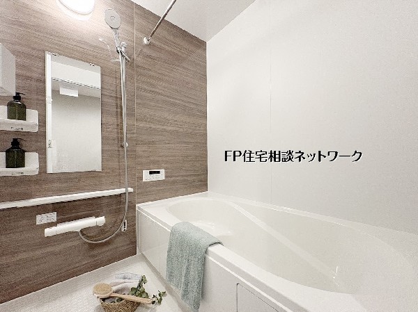 【浴室】同仕様設備：木目調のアクセントパネルを採用した浴室は、室内に温かみのある印象をプラス。浴槽も洗い場もゆとりがあり、入浴時間を快適に過ごせる仕様です。