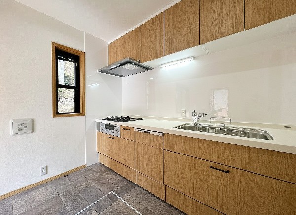 毎日使うキッチン周りが綺麗で清潔に保たれていると、お料理を作るのも楽しくなりますよね。おしゃれなペンダントライトや飾り棚など、機能性とデザイン性を持たせたキッチンで気持ちよくお料理が出来そうです。