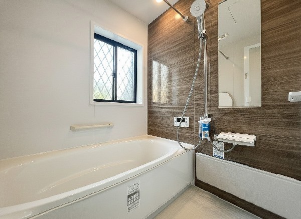 ご家族との憩いの場として、一日の疲れを癒す場として、ゆったりと足を伸ばしてくつろげる綺麗で清潔感のある色味の浴室。