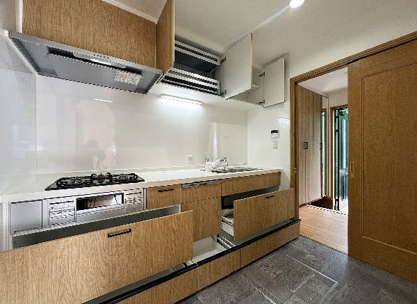 スライド収納付きのシステムキッチン。パスタ鍋や圧力鍋、フライパンなどもおしまい頂け、出し入れもスムーズ。