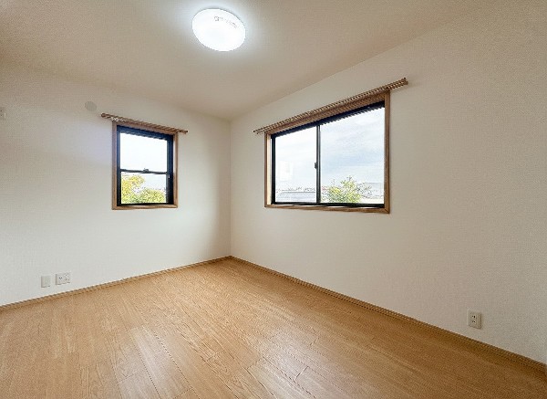 2面採光でお部屋の隅々まで明るい印象の居室。おひさまの光を、爽やかな風をたっぷりと取り込めます。居室内はいつも明るい印象ですので、気持ちの良い朝を迎えられそう。