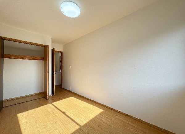 全居室には大型の収納クローゼットを完備！普段使いのお洋服や小物はもちろん、季節物のお洋服などもしっかりと整理整頓おしまい頂けます。居室空間をより広く隅々までお使いいただけますね。