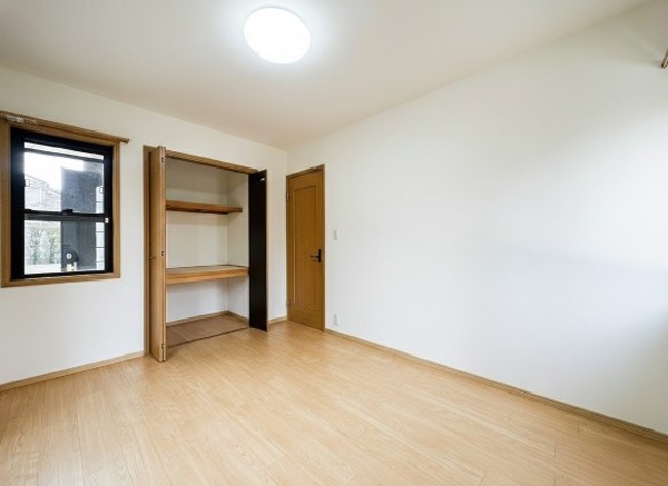  収納力が豊富な大型クローゼット。普段着やスーツはもちろんのこと、コート類などもしっかり掛けられます。奥行きもあるので、収納ボックスをそのままクローゼットの中へ。部屋にものが出ずスッキリしますね。