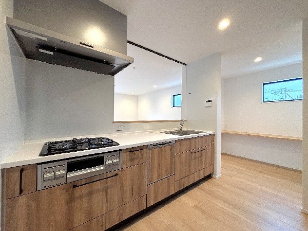 スライド収納付きのシステムキッチン。パスタ鍋や圧力鍋、フライパンなどもおしまい頂け、出し入れもスムーズ。収納たっぷりなので料理器具や調味料など細かな物も取りやすく、お子様と一緒にお料理も楽しめます。