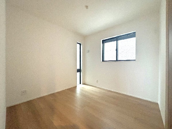 光が取り込みやすい2面採光の居室。日当たり良好です。しっかりとした大きさのクローゼットを完備し、収納スペースも十分。