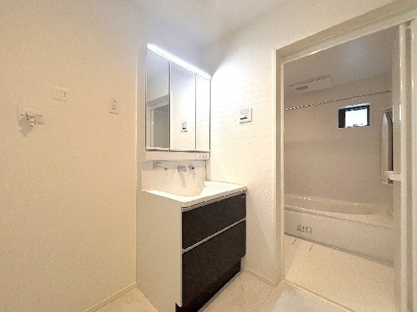 ゆとりの洗面スペースで朝の身支度も快適スムーズに。面鏡で髪のセットやお化粧もストレスなくこなせ、朝から気分良く通勤通学に向かえそうですね！