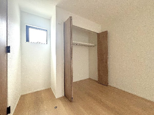 収納力が豊富な大型クローゼット。普段着やスーツはもちろんのこと、コート類などもしっかり掛けられます。奥行きもあるので、収納ボックスをそのままクローゼットの中へ。部屋にものが出ずスッキリしますね。