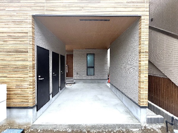 外観:車好きも嬉しいビルトインガレージのある住宅。カーポート替わりに雨風から大切なお車を守り、お荷物の出し入れもゆっくり濡れずに行えます。自転車置きや物置スペースとしても重宝しますね！