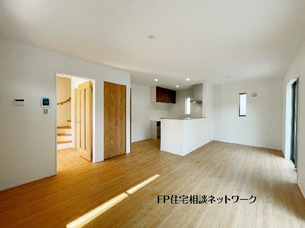 【LDK16.3帖】  LDKは広さにゆとりを持たせた配置で、リビングとキッチンの行き来もスムーズ。自然光が入りやすく、家族が集まる時間を心地よく支える空間です。